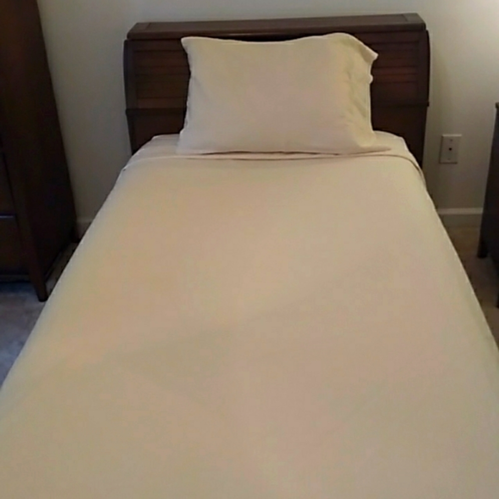 Veratex twin sheet set.